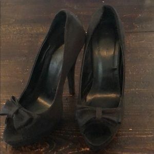 Black peep toe bow heels size 7